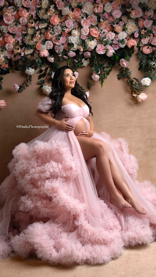 Luxury maternity dress inspiration for pregnancy photos