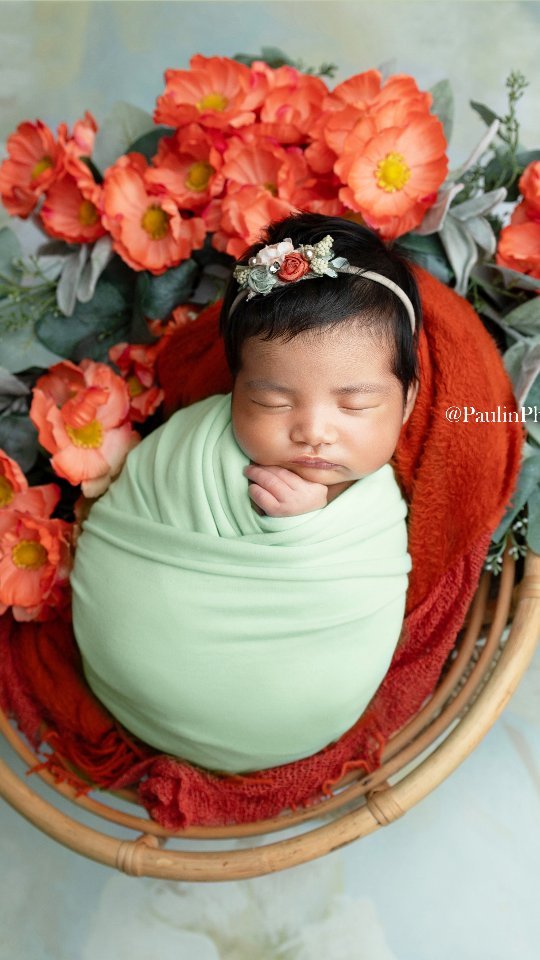 Neutral outfit ideas for newborn photography session